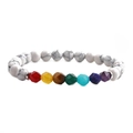 Bracelet chakra en howlite et pierre de lave avec sept perles colorées sur fond blanc - Howlite Blanche Facettée