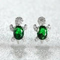 Détail de boucles d'oreilles tortue en argent avec pierre verte et zircons blancs - Plaqué Platine Zircone Verte