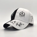 Berretto da baseball graffiti con design patchwork bianco e nero e motivi street style - M (56-58cm) / Nero & Bianco