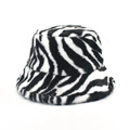 Cappello a secchiello invernale da donna in pelliccia sintetica con motivo mucca bianco nero - Zebra Bianca e Nera