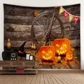 Detail eines Halloween-Wandteppichs mit Kürbissen, Hexenhut und Kerzen auf Holz - Holzrad Kürbis Hexenhut