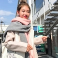 Écharpe d'hiver en tricot rose et gris pour femme dans un cadre urbain chic - Patchwork gris et rose