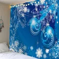 Kerst wandkleed met sneeuwvlokken en blauwe ornamenten boven bed met warme lichtslinger - Patroon-7