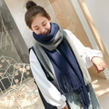 Écharpe d'hiver tricotée réversible bleu marine et gris avec détails de franges - Patchwork bleu et gris