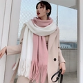 Écharpe en tricot rose et blanche avec franges portée par un mannequin en plein air - Patchwork rose et blanc