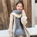 Écharpe en tricot bicolore gris et beige avec franges portée par un mannequin - Patchwork beige et gris