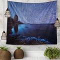Arazzo con scie stellari e onde blu bioluminescenti su una parete grigia industriale - 150x130cm / Stile 3