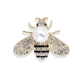 Spilla ape dorata squisita con grande perla bianca e cristalli scintillanti su sfondo bianco - Oro/Perla Bianca