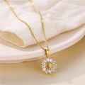 Collana con ciondolo a girasole placcata oro 18K con zirconi bianchi su tessuto bianco - cavo catena / Oro