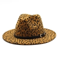 Detalle de sombrero fedora con estampado de leopardo, banda de cuero y hebilla dorada - M (56-58cm) / Caqui