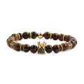 Herrenarmband aus Tigerauge-Steinen mit mikro-vergoldetem Kronenanhänger und Goldakzenten - Gelbes Tigerauge Große Kronenperle