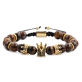 Tigerauge-Perlenarmband mit Goldkronen und verstellbarer schwarzer Kordel auf weißem Grund - Gelbes Tigerauge Kronengeflecht