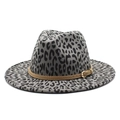 Klassieke fedora vilten hoed met luipaardprint, brede rand en bruine leren band voor - M (56-58cm) / Grijs