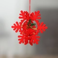 Dettaglio di fiocco di neve in legno rosso con campanelli d'oro e decoro di agrifoglio - Fiocco di Neve Rosso 3D