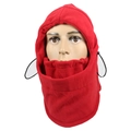 Detalle del pasamontañas de forro polar rojo con cordón ajustable y textura de tela suave - Rojo