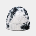 Gros plan sur la texture en maille torsadée et le motif tie-dye noir et blanc du bonnet - M (56-58cm) / Vague Noir Blanc Batik