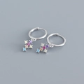 Primer plano de aretes de plata con colgantes de cruz y circonitas de colores - Plata 925 / Oro Blanco (Par)