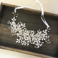 Elegante fascia per capelli da sposa con foglie bianche, cristalli e filo dorato per nozze - Oro KC con Smalto Bianco