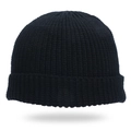 Nahaufnahme der schwarzen gerippten Strickstruktur einer Wintermütze mit feiner Naht - Verstellbar / Schwarz