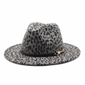Détail d'un chapeau fedora léopard gris avec bande en cuir noir et boucle en métal doré - M (56-58cm) / Gris