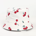 Détail d'un chapeau bob en coton blanc avec motifs imprimés de cerises rouges et de feuilles - M (56-58cm) / Blanc