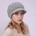 Vista detallada de gorra de punto trenzado gris con visera cálida para mujer en invierno - Talla única / Gris claro
