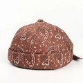 Detail der braunen Paisley-Cord-Miki-Mütze mit Vintage-Textur und Rollrand-Design - Verstellbar / Kaffeebraun