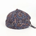 Detailaufnahme der dunkelblauen Paisley-Hafenmütze mit Vintage-Stoffstruktur - Verstellbar / Marineblau