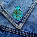 Broche punk rigolote en émail bleu en forme de sac avec visage cartoon sur du denim - Poche Drôle