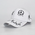 Berretto da baseball bianco con graffiti neri e scritta FASHION in stile streetwear - M (56-58cm) / Bianco