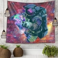 Arazzo astronauta cosmico con design a nebulosa appeso a una parete in stile industriale - 150x130cm / Astronauta del Cielo Stellato Stile 3