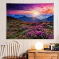 Arazzo decorativo con campo di fiori viola e paesaggio montano al tramonto per pareti - 150x130cm / Stile 1