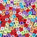 Bunte quadratische Acrylperlen mit schwarzen kyrillischen Buchstaben für DIY Kinderschmuck - Quadratisch Bunt mit schwarzen russischen Buchstaben