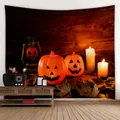 Detail eines Halloween-Wandteppichs mit Kürbissen und Kerzen in gemütlicher Atmosphäre - Warmer Kürbis Ahornblatt