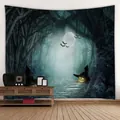 Makroaufnahme vom Halloween-Wandteppich mit Mond, Fledermäusen und Kürbissen im Raum - Dunkler Wald Kürbis
