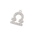 Gros plan du pendentif balance avec pierres en zircone cubique micro-pavées - Argent Balance