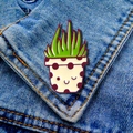 Schattige cactus emaille speld op denim jas met een paarse gestippelde glimlachende bloempot - Groene Vetplant-Witte paarse stip pot