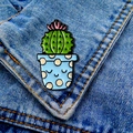Creatieve cactus emaille speld met roze bloem op spijkerjasje voor een trendy look - Groene Cactus-Blauwe pot roze bloem
