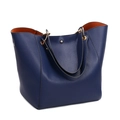 Dunkelblaue Leder-Tote-Bag mit orangefarbenem Innenfutter und goldfarbenen Elementen - Blau
