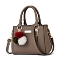 Bolso de mano grande minimalista caqui oscuro con colgante de felpa y bandolera - Caqui