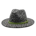 Grauer Fedora-Hut mit Leopardenmuster, grünem Band und goldener Schnalle auf Weiß - M (56-58cm) / Grau