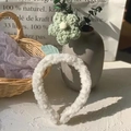Diadema linda de lana de cordero blanca con flor y hojas de ganchillo verde - Flor Verde