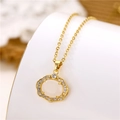 Collar de acero de titanio dorado con colgante ovalado de jade blanco y circonitas - cable cadena / Dorado con piedra blanca