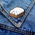 Detalle del pin esmaltado de gato blanco en chaqueta vaquera con texto 'If I fits I sits' - Gato Blanco en Caja If I fits