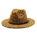 Detailansicht der Leopard-Jazz-Mütze mit schwarzem Lederband und silberner Schnalle - M (56-58cm) / Khaki