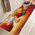 Tappeto natalizio in flanella rosso e oro con decorazioni su pavimento in legno - 40x60cm / Stile 1 (Palle di Natale)
