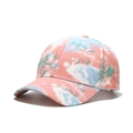 Vue détaillée de la casquette tie-dye colorée avec motif aquarelle corail, bleu et vert - Réglable / Rose