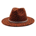 Dettaglio cappello fedora leopardato in feltro arancione con catena decorativa in metallo - M (56-58cm) / Rosso Ruggine