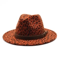 Klassieke fedora hoed met luipaardprint, platte rand en bruine leren band - M (56-58cm) / Roestrood
