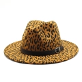 Detailopname van luipaardprint wollen fedora met zwarte lederen band en metalen gesp - M (56-58cm) / Khaki